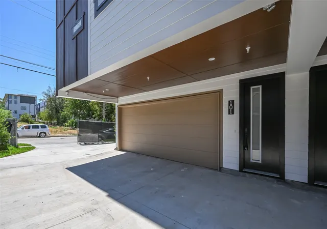 Photo 3 of Townhouse for sale at 2247 Mail Ave #102, Dallas, TX 75235 | MLS# 21380378 | Listing updated on 2026-09-08