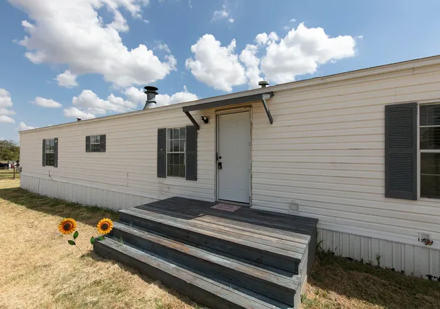 Photo 2 of Manufactured home for sale at 206 Creekview Meadows Ct, Springtown, TX 76082 | MLS# 21380408 | Listing updated on 2026-09-11