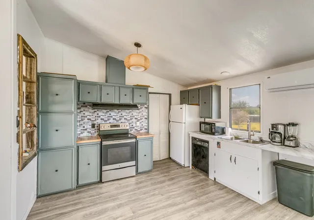 Photo 4 of Manufactured home for sale at 206 Creekview Meadows Ct, Springtown, TX 76082 | MLS# 21380408 | Listing updated on 2026-09-11