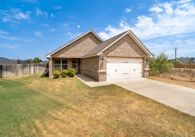 Photo 1 of Single family home for sale at 2324 Creek Dr, Granbury, TX 76048 | MLS# 21377993 | Listing updated on 2026-09-28