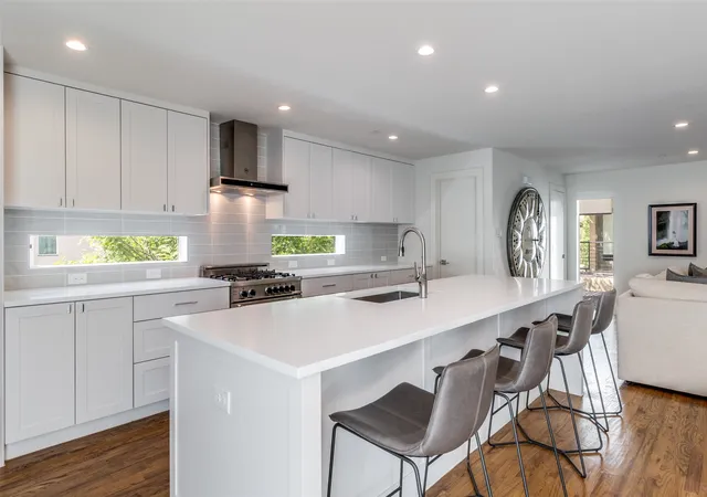 Listing Photo 5 - Condo for sale in building located at 5907 Lindell Ave, Dallas, TX 75206 - Unit #A