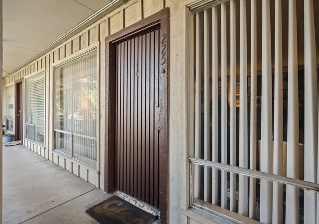 Listing Photo 4 - Condo for sale in building located at 5001 Bowser Ave, Dallas, TX 75209 - Unit #115
