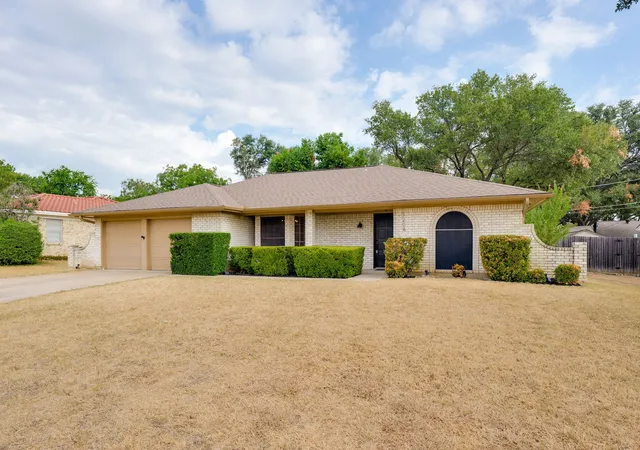 Photo 2 of Single family home for sale at 3204 Ashford Ave, Fort Worth, TX 76133 | MLS# 21375253 | Listing updated on 2026-09-09