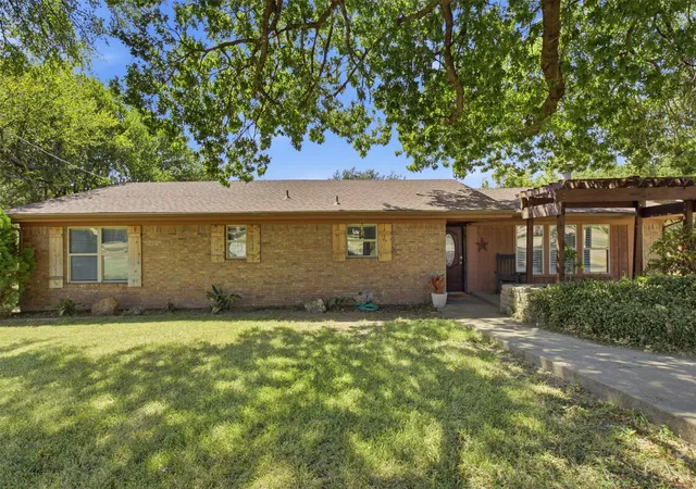Photo 2 of Single family home for sale at 5614 Pecos Ct, Granbury, TX 76049 | MLS# 21380271 | Listing updated on 2026-10-04