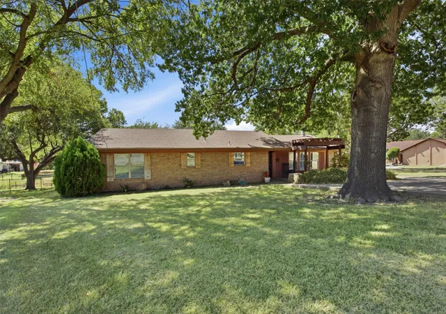 Photo 3 of Single family home for sale at 5614 Pecos Ct, Granbury, TX 76049 | MLS# 21380271 | Listing updated on 2026-10-04