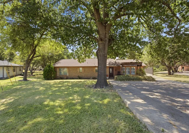 Photo 3 of Single family home for sale at 5614 Pecos Ct, Granbury, TX 76049 | MLS# 21380271 | Listing updated on 2026-10-04
