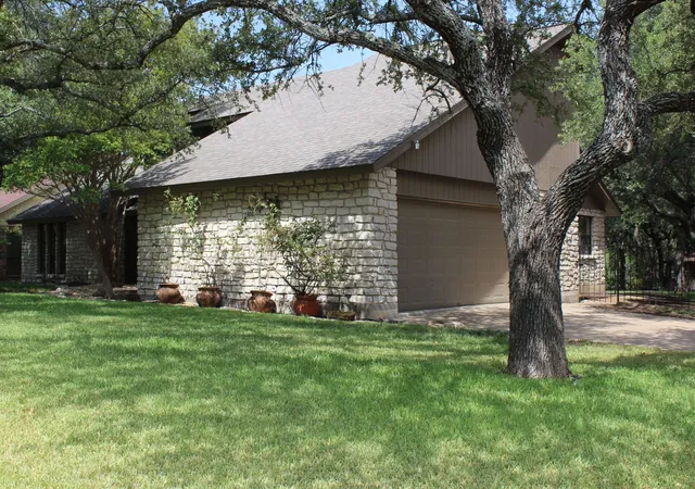 Photo 3 of Single family home for sale at 115 Sandra Palmer St, Stephenville, TX 76401 | MLS# 21380540 | Listing updated on 2026-09-08