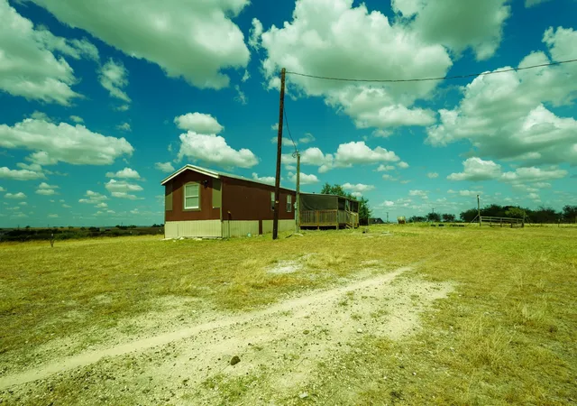 Photo 2 of Manufactured home for sale at 131 Clover Ct, Hubbard, TX 76648 | MLS# 21367152 | Listing updated on 2026-09-09