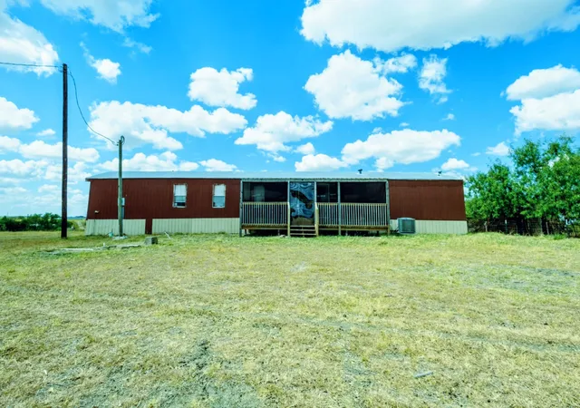 Photo 3 of Manufactured home for sale at 131 Clover Ct, Hubbard, TX 76648 | MLS# 21367152 | Listing updated on 2026-09-09