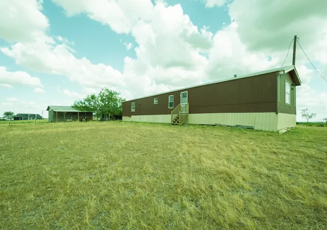 Photo 3 of Manufactured home for sale at 131 Clover Ct, Hubbard, TX 76648 | MLS# 21367152 | Listing updated on 2026-09-09