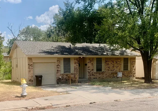 Photo 2 of Single family home for sale at 1626 Spring Lake Dr, Mesquite, TX 75149 | MLS# 21380514 | Listing updated on 2026-09-11