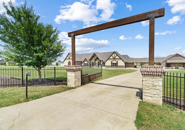 Photo 4 of Single family home for sale at 12190 Marion Rd, Sanger, TX 76266 | MLS# 21377181 | Listing updated on 2026-09-11