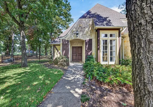 Photo 4 of Single family home for sale at 257 Saint Andrews Dr E, Mabank, TX 75156 | MLS# 21380684 | Listing updated on 2026-09-09