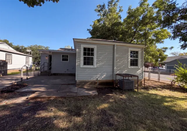 Photo 4 of Sale Pending at 3802 Poinsettia Dr, Dallas, TX 75211 | MLS# 21375559 | Listing updated on 2026-09-25