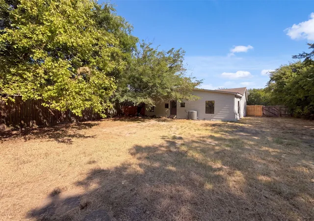 Photo 4 of Single family home for sale at 1418 Moss St, Gainesville, TX 76240 | MLS# 21375489 | Listing updated on 2026-09-29