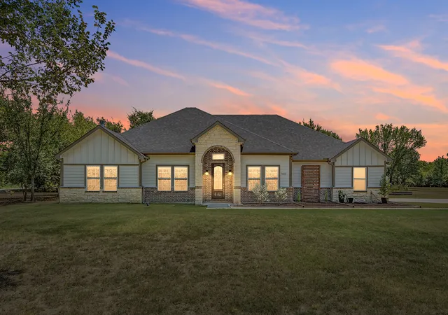 Photo 1 of Single family home for sale at 7565 Caddo Crk Rd, Quinlan, TX 75474 | MLS# 21378460 | Listing updated on 2026-09-09
