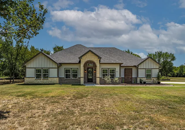 Photo 4 of Single family home for sale at 7565 Caddo Crk Rd, Quinlan, TX 75474 | MLS# 21378460 | Listing updated on 2026-09-09