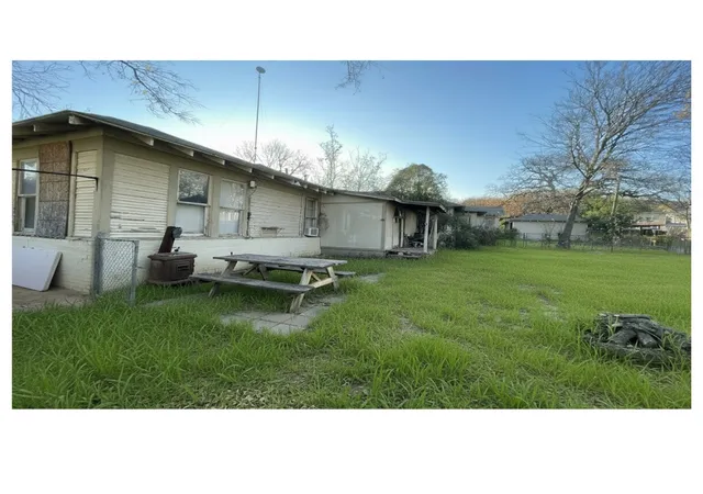 Photo 4 of Single family home for sale at 512 NW 5th Street, Mineral Wells, TX 76067 | MLS# 21376776 | Listing updated on 2026-09-10