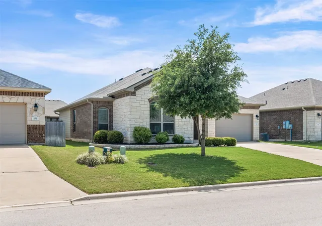 Photo 2 of Single family home for sale at 815 Cross Dr, Temple, TX 76502 | MLS# 21380706 | Listing updated on 2026-09-30