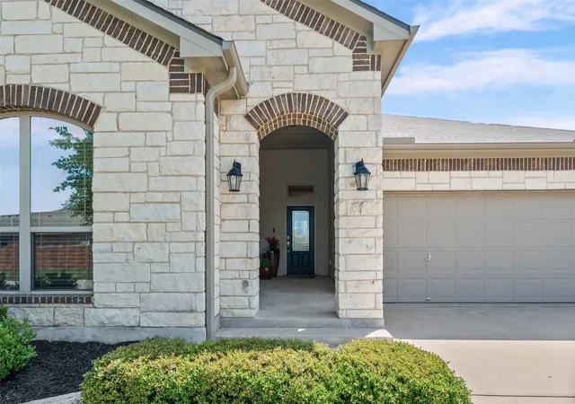 Photo 3 of Single family home for sale at 815 Cross Dr, Temple, TX 76502 | MLS# 21380706 | Listing updated on 2026-09-30