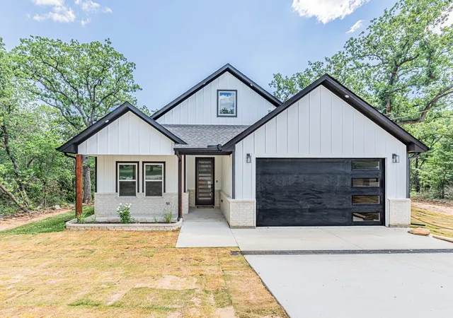 Photo 1 of Single family home for sale at 109 Gordons Cir, Bridgeport, TX 76426 | MLS# 21380833 | Listing updated on 2026-09-09
