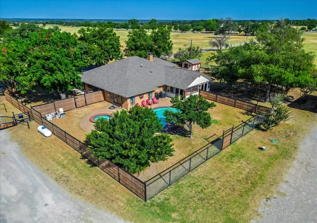Photo 2 of Sale Pending at 820 Walker Ln, Millsap, TX 76066 | MLS# 21377902 | Listing updated on 2026-09-23