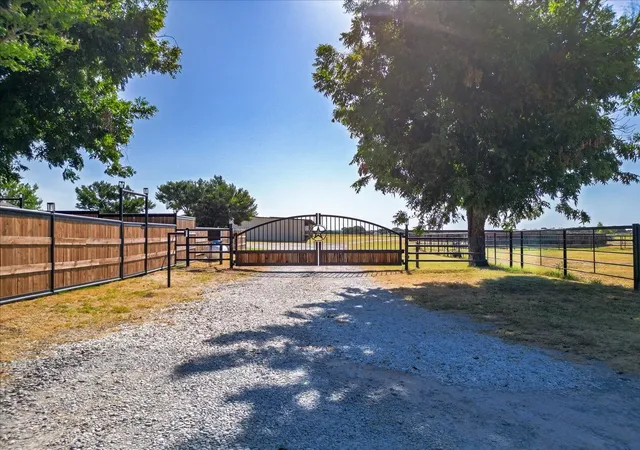Photo 3 of Sale Pending at 820 Walker Ln, Millsap, TX 76066 | MLS# 21377902 | Listing updated on 2026-09-23