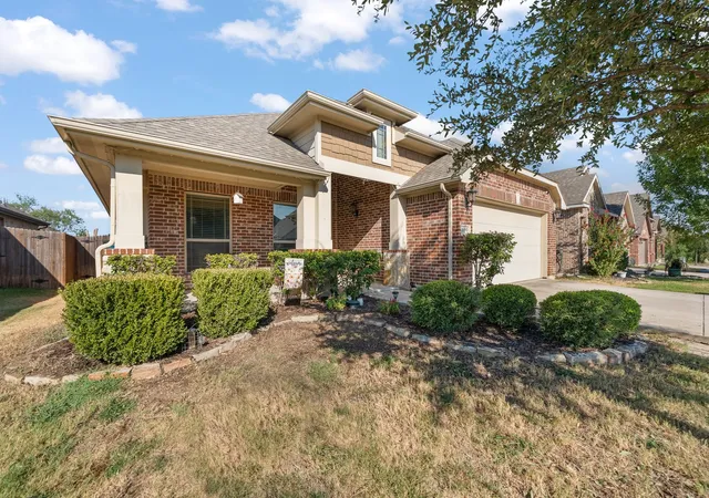 Photo 2 of Single family home for sale at 119 Gateway Dr, Alvarado, TX 76009 | MLS# 21380768 | Listing updated on 2026-10-07