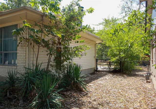 Photo 3 of Single family home for sale at 1417 Williamsburg Rd, Greenville, TX 75401 | MLS# 21371104 | Listing updated on 2026-09-09