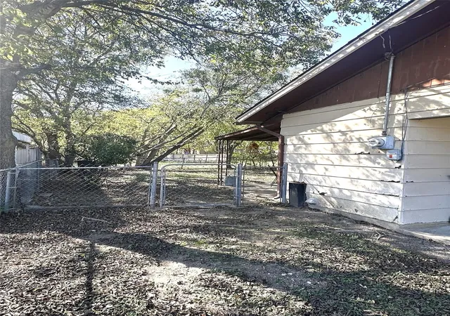 Photo 3 of Single family home for sale at 407 N Files St, Itasca, TX 76055 | MLS# 21380865 | Listing updated on 2026-09-09