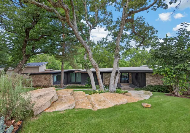 Photo 1 of Single family home for sale at 5332 Quail Run St, Fort Worth, TX 76107 | MLS# 21276821 | Listing updated on 2026-09-09
