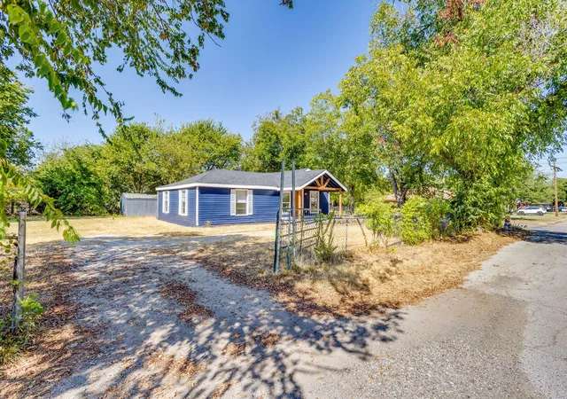 Photo 2 of Single family home for sale at 407 Ada St, Cleburne, TX 76031 | MLS# 21380566 | Listing updated on 2026-09-09
