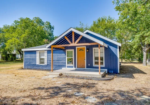 Photo 3 of Single family home for sale at 407 Ada St, Cleburne, TX 76031 | MLS# 21380566 | Listing updated on 2026-09-09