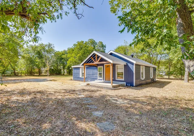 Photo 4 of Single family home for sale at 407 Ada St, Cleburne, TX 76031 | MLS# 21380566 | Listing updated on 2026-09-09
