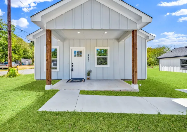 Photo 1 of Single family home for sale at 220 Calvert St, Sulphur Springs, TX 75482 | MLS# 21377690 | Listing updated on 2026-09-09