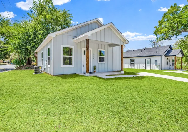 Photo 2 of Single family home for sale at 220 Calvert St, Sulphur Springs, TX 75482 | MLS# 21377690 | Listing updated on 2026-09-09