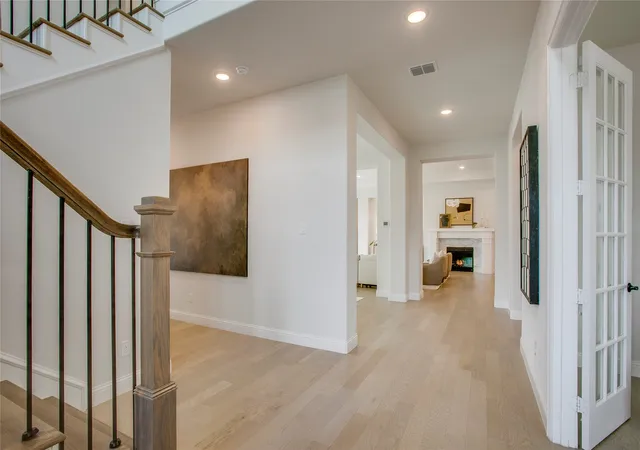 Photo 3 of Single family home for sale at 1332 Is Vista Dr, Arlington, TX 76005 | MLS# 21374197 | Listing updated on 2026-09-20