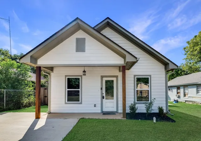 Photo 3 of Single family home for sale at 204 Bradford Ave, Arp, TX 75750 | MLS# 21380474 | Listing updated on 2026-09-14