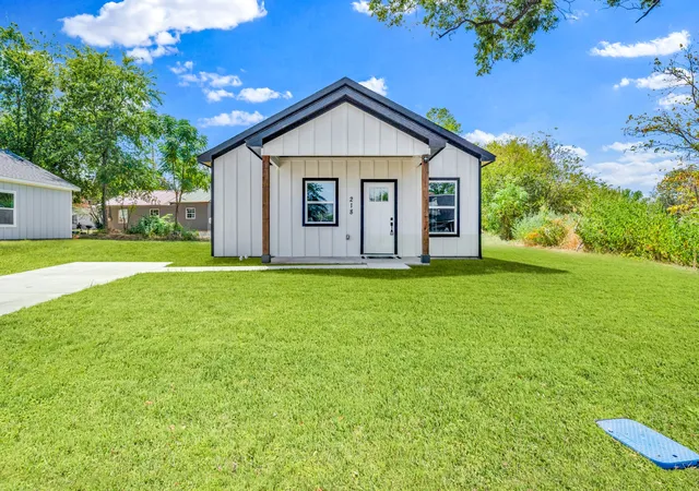 Photo 1 of Single family home for sale at 218 Calvert St, Sulphur Springs, TX 75482 | MLS# 21380266 | Listing updated on 2026-09-09