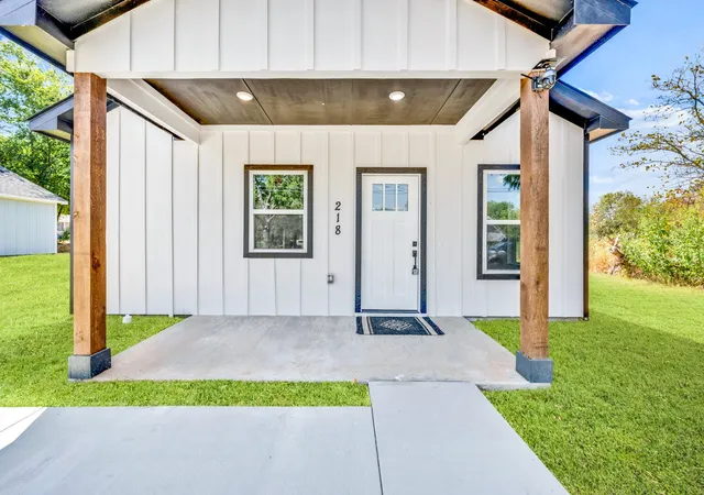 Photo 2 of Single family home for sale at 218 Calvert St, Sulphur Springs, TX 75482 | MLS# 21380266 | Listing updated on 2026-09-09