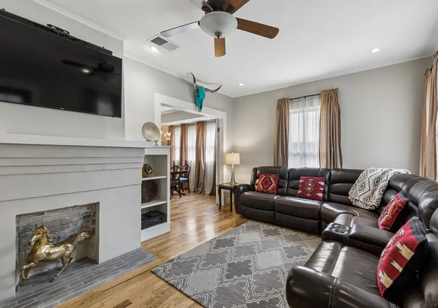 Photo 4 of Single family home for sale at 1011 Woodlawn Ave, Dallas, TX 75208 | MLS# 21377584 | Listing updated on 2026-09-13