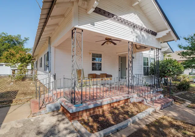 Photo 2 of Single family home for sale at 211 N Nueces St, Coleman, TX 76834 | MLS# 21381006 | Listing updated on 2026-09-09