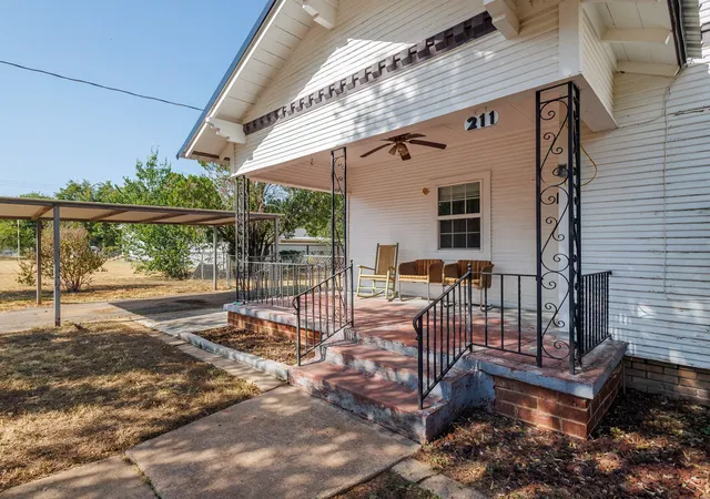 Photo 3 of Single family home for sale at 211 N Nueces St, Coleman, TX 76834 | MLS# 21381006 | Listing updated on 2026-09-09
