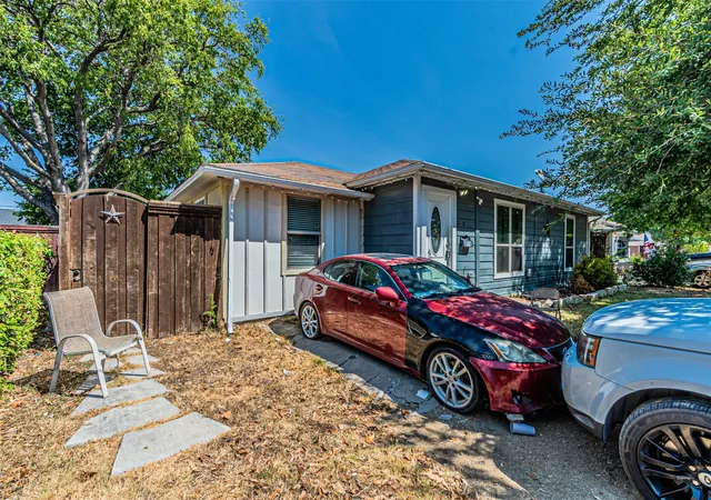 Photo 3 of Single family home for sale at 305 Chandler Dr, Garland, TX 75040 | MLS# 21381176 | Listing updated on 2026-09-10