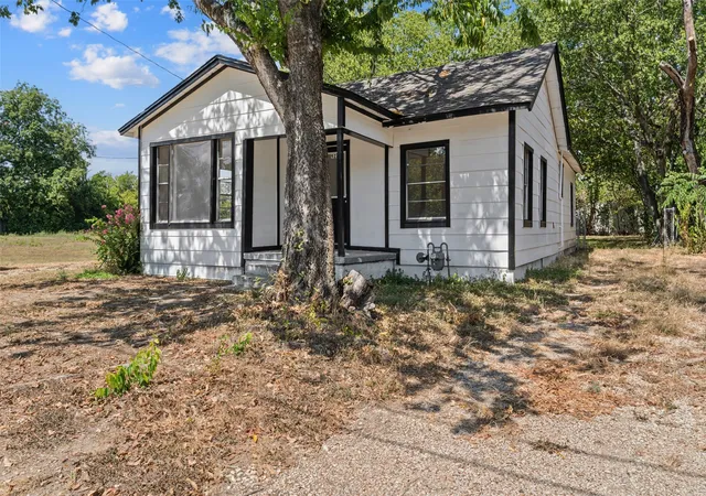 Photo 2 of Single family home for sale at 927 Oakwood Ave, Waco, TX 76706 | MLS# 21381092 | Listing updated on 2026-09-09