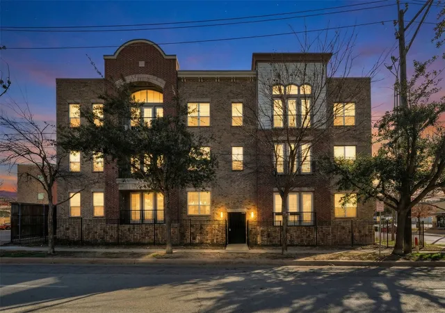 Photo 2 of Condo for sale at 950 Henderson St #1214, Fort Worth, TX 76102 | MLS# 21376321 | Listing updated on 2026-10-07