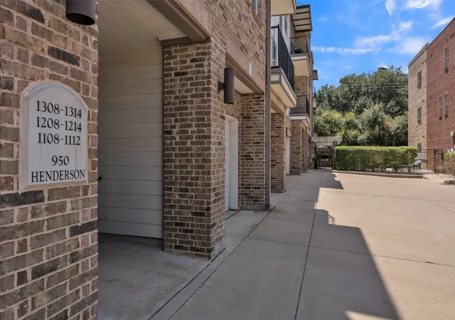 Photo 3 of Condo for sale at 950 Henderson St #1214, Fort Worth, TX 76102 | MLS# 21376321 | Listing updated on 2026-10-07