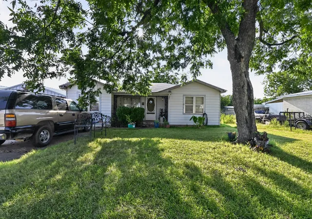 Photo 2 of Single family home for sale at 525 Chestnut St, Baird, TX 79504 | MLS# 21381187 | Listing updated on 2026-10-06