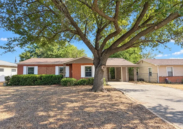 Photo 1 of Single family home for sale at 1109 E Ikard St, Henrietta, TX 76365 | MLS# 21381196 | Listing updated on 2026-09-09