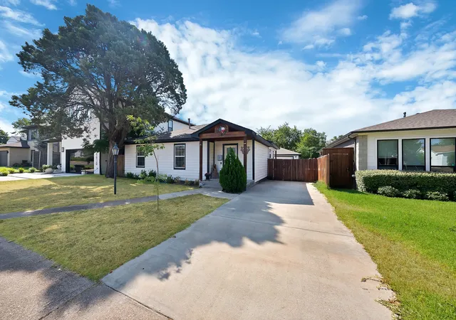 Photo 3 of Single family home for sale at 4622 Newmore Ave, Dallas, TX 75209 | MLS# 21380995 | Listing updated on 2026-09-13